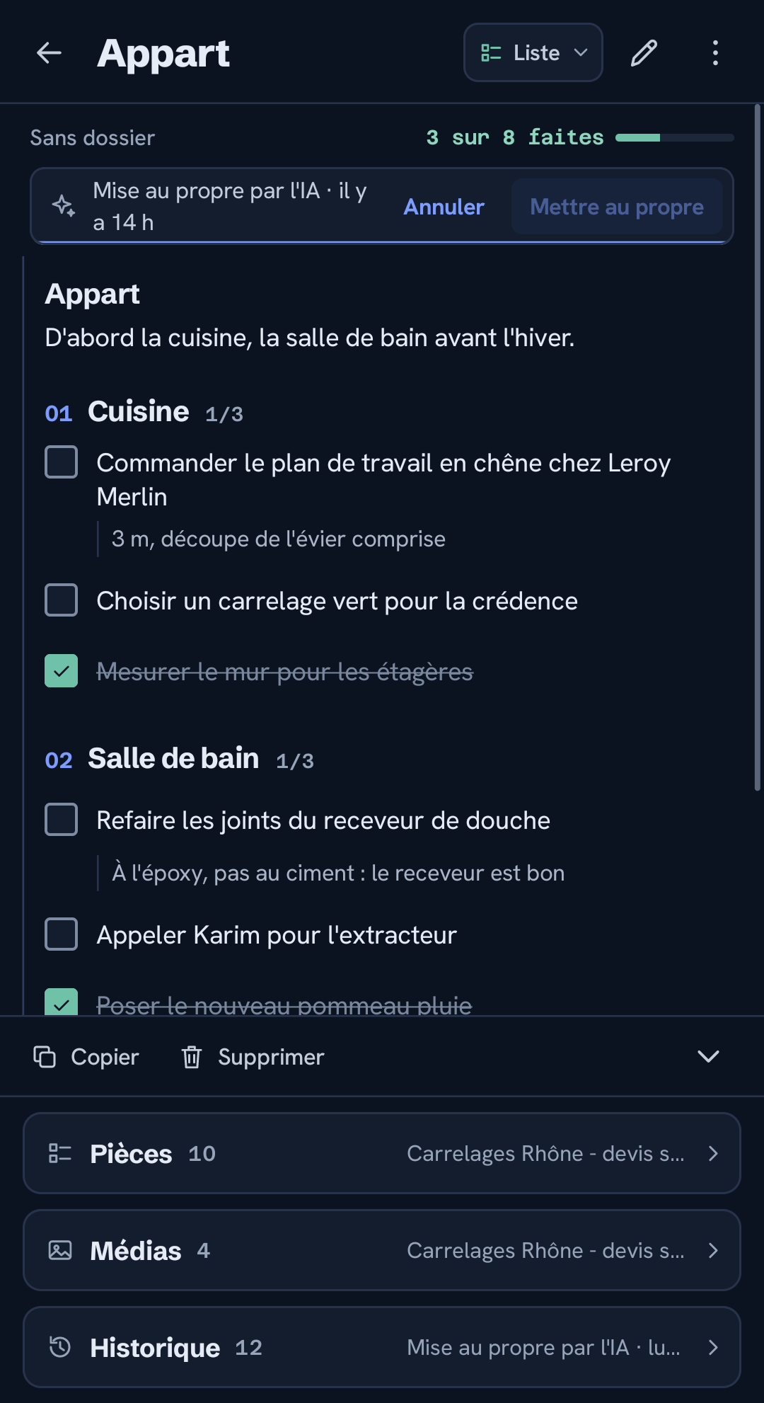 Une note liste avec sections, cases cochées et détails de tâches