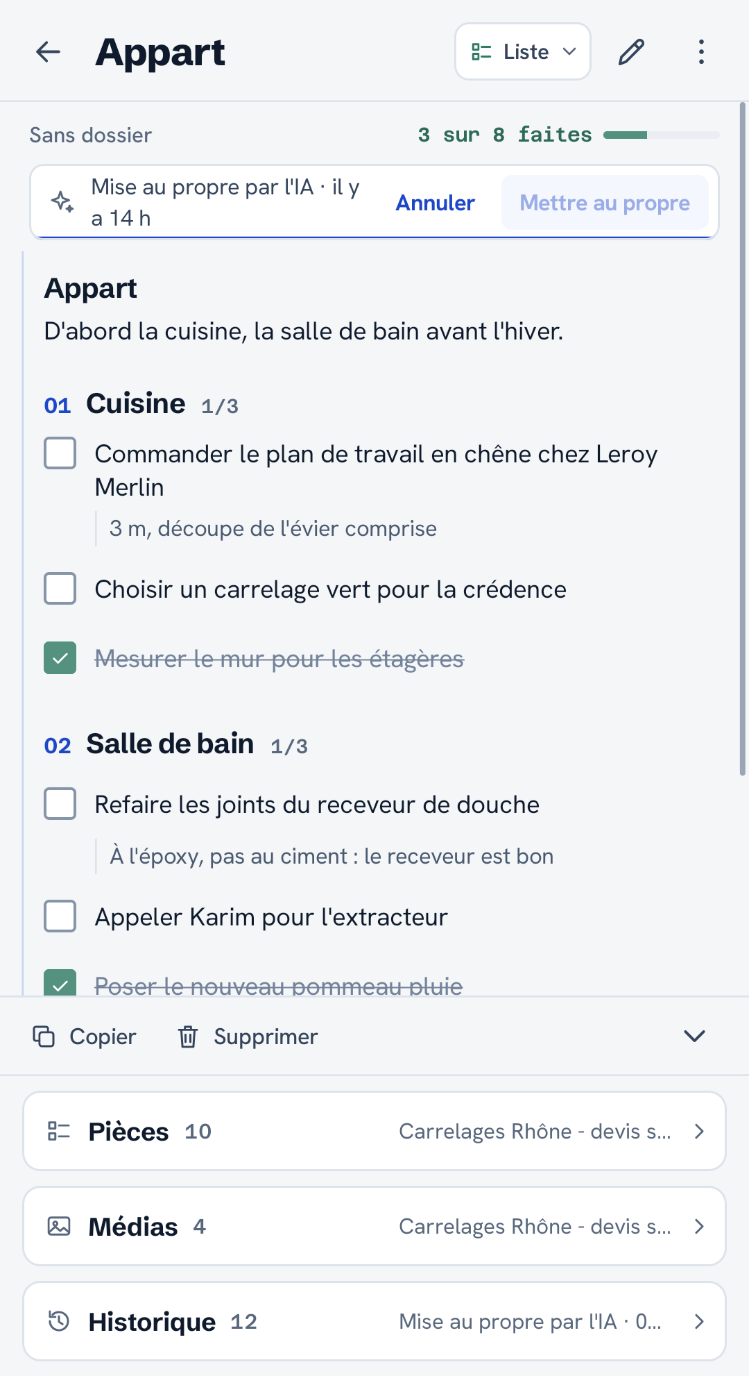 Une note liste avec sections, cases cochées et détails de tâches